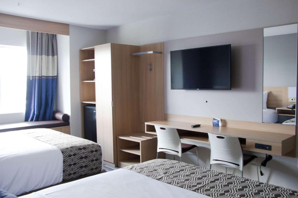 Queen Room with Two Queen Beds - Non-Smoking interior